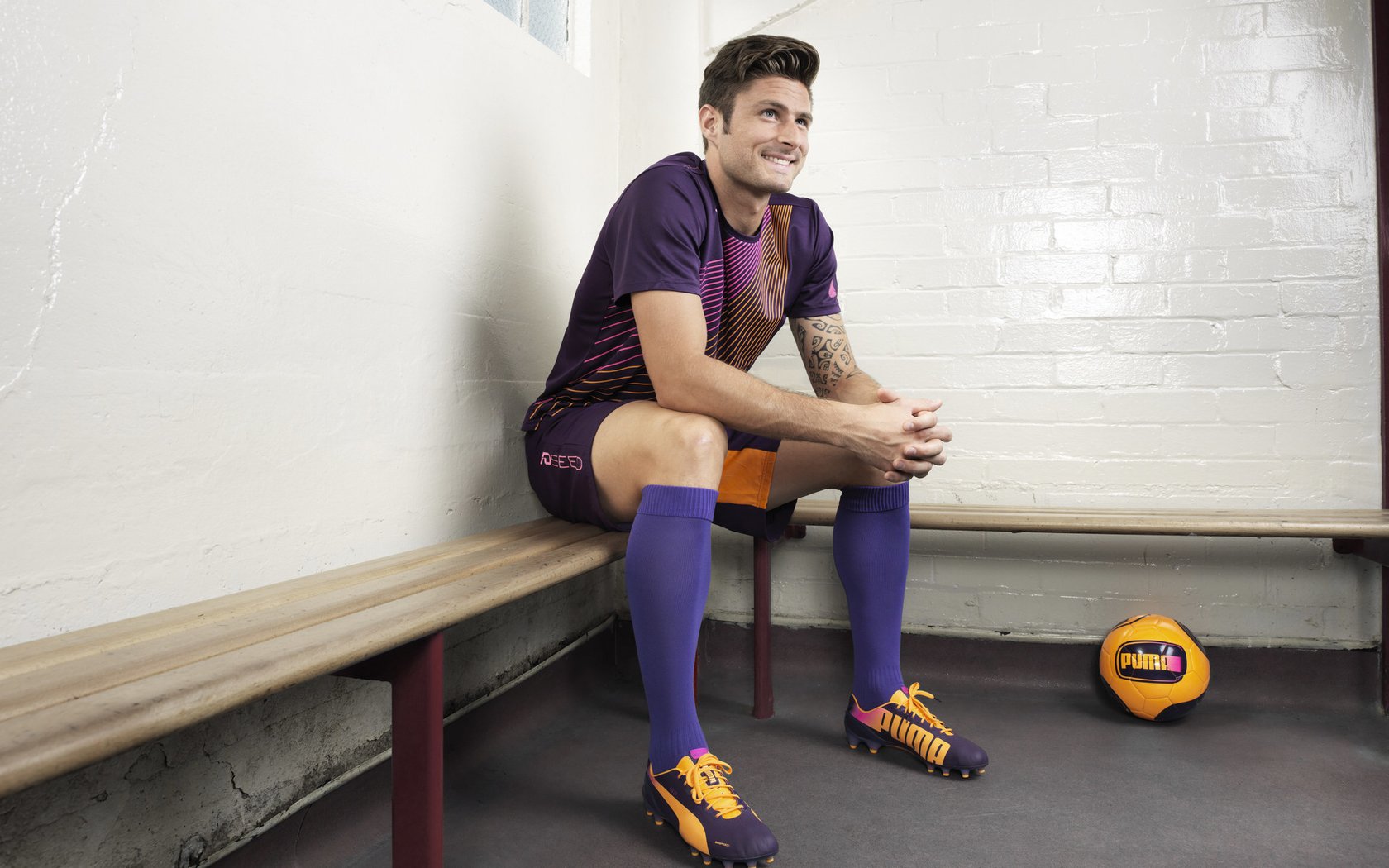 开云全站登录-冬季飘雪徒步穿越，体验雪原的纯净与静谧，雪乡徒步穿越