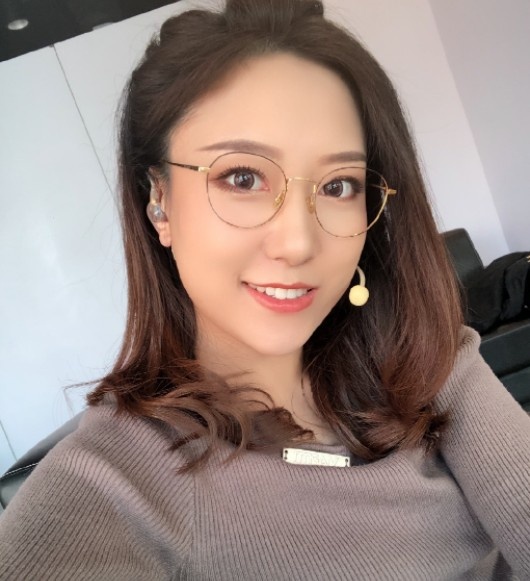 《电竞解说员成长记：声音背后的努力》 