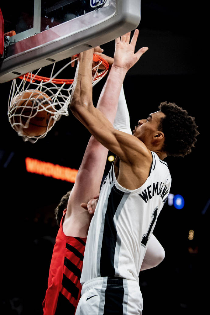 文班亚马新秀赛季数据预测：20+10+3帽？ 