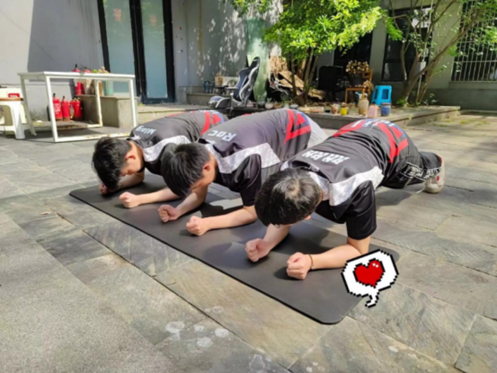 电竞选手健康危机:多人因手腕伤病提前退役 电竞选手健康危机:多人因手腕伤病提前退役