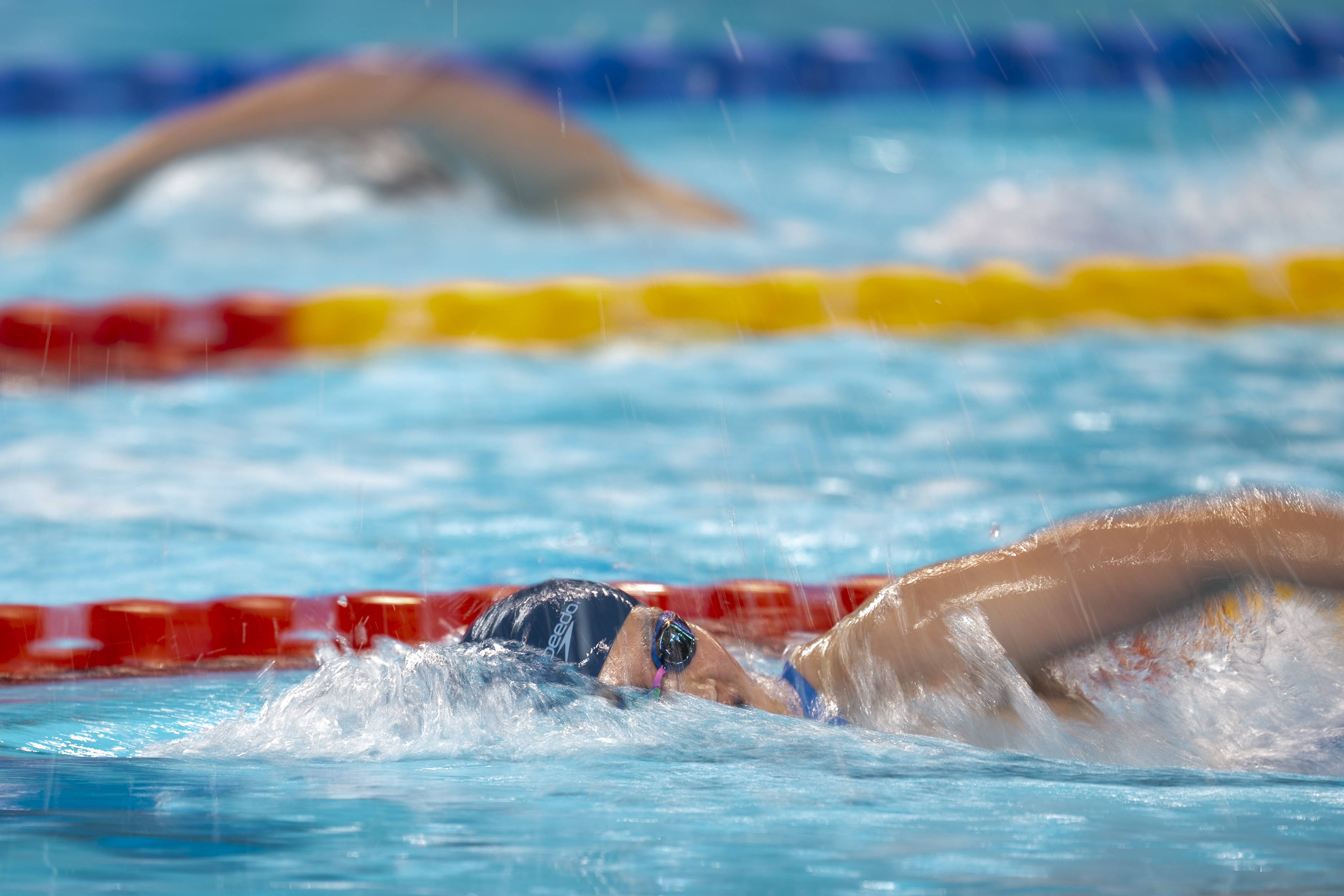 “国际游泳大赛：传奇泳者再创辉煌，破纪录！” 