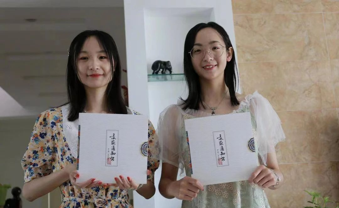 巧合：双胞胎兄弟同场竞技分获冠亚军 